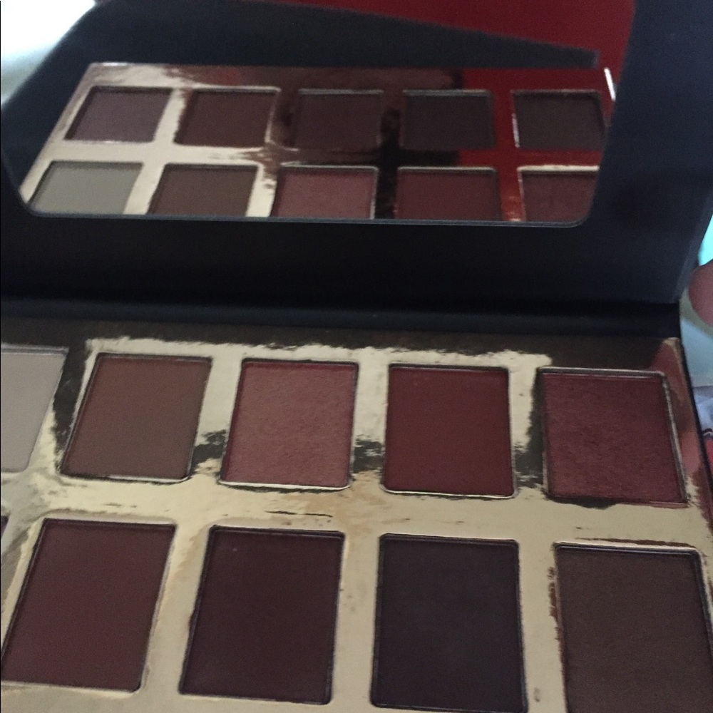 Eye shadow by Crown - Picture 2 of 3